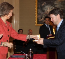 Doña Sofía entrega el Premio a la candidatura de Ayuntamientos de 100.001 habitantes en adelante, con carácter ex aequo, al alcalde de Burgos, Javier 